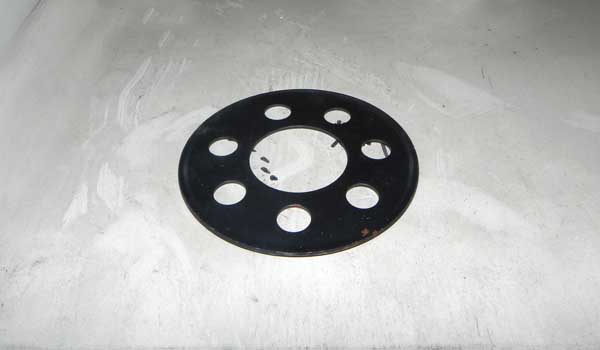 两组所述夹持吊杆分别位于所述连接盘的前侧和后侧且均与所述连接盘转动连接