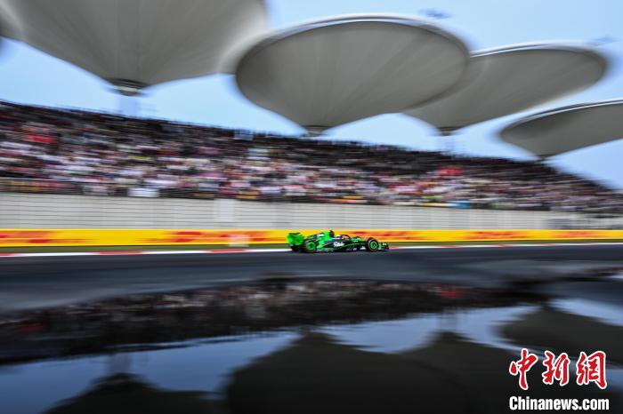 中国大奖赛排位赛:红牛车队包揽杆位,周冠宇