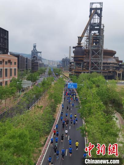 北京冬奥公园举行的永定河马拉松吸引约3000名跑