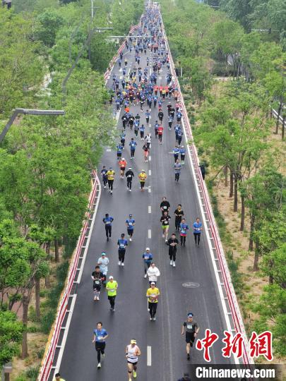 北京冬奥公园举行的永定河马拉松吸引约3000名跑