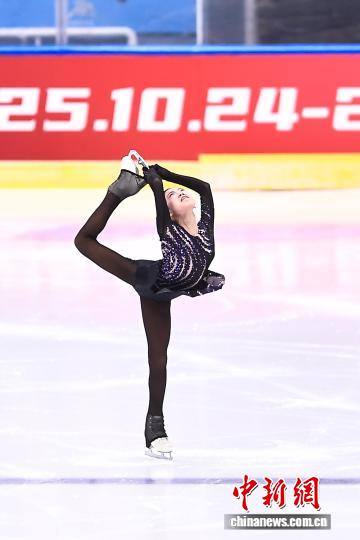 哈尔滨站双人滑青年组张轩绮丰闻强夺冠 中国花