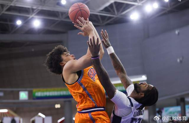 上海男篮逆转青岛取7连胜稳居榜首 山东男篮状态