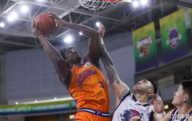 上海男篮逆转青岛取7连胜稳居榜首 山东男篮状态