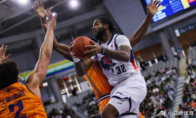 上海男篮逆转青岛取7连胜稳居榜首 山东男篮状态