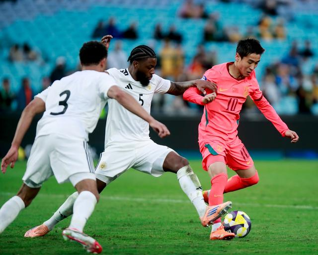 中国男足2-0力克世界杯新军库拉索 年轻球员王钰