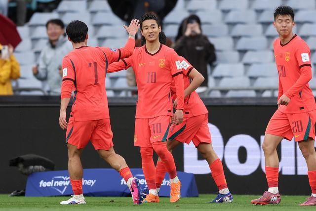 中国男足2-0力克世界杯新军库拉索 年轻球员王钰