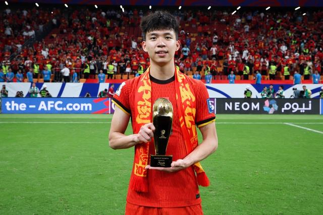 中国男足2-0力克世界杯新军库拉索 年轻球员王钰