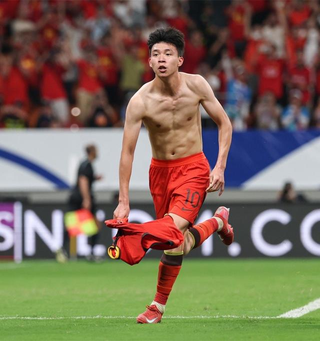 中国男足2-0力克世界杯新军库拉索 年轻球员王钰