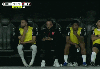 荷兰球星孟菲斯·德佩因赛场违规使用手机面临