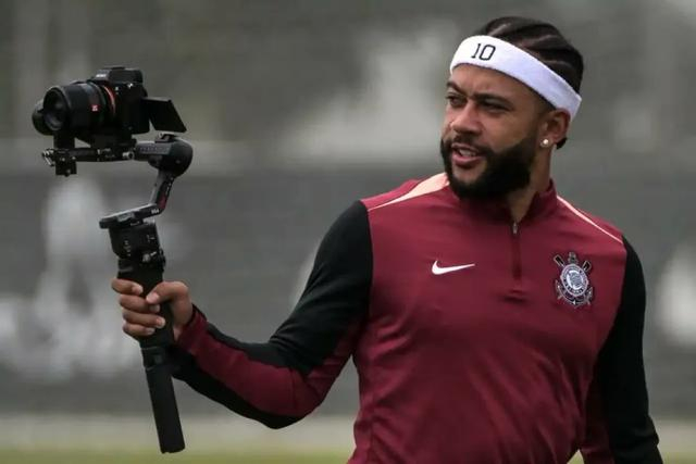 荷兰球星孟菲斯·德佩因赛场违规使用手机面临