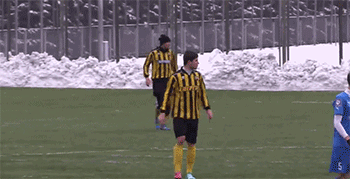 荷兰球星孟菲斯·德佩因赛场违规使用手机面临