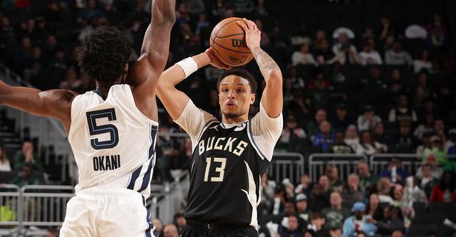 雄鹿大胜灰熊终结四连败 吕佩尔创生涯三双纪录