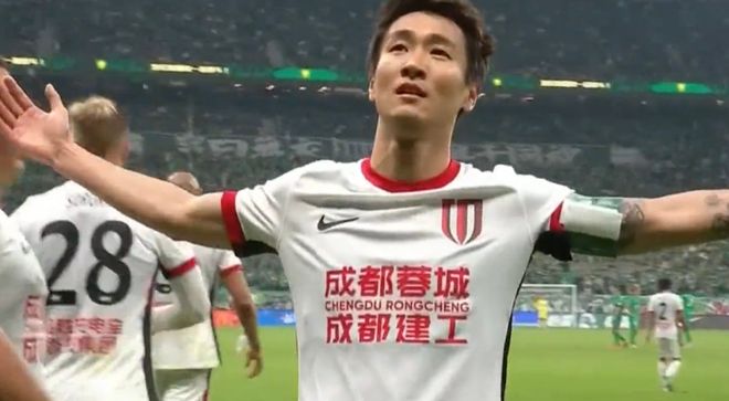 韦世豪独造两球 成都蓉城客场逆转国安领跑积分